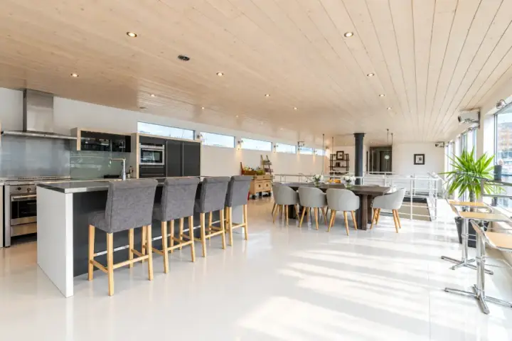 Britain's biggest houseboat in London Bridge – photo 13